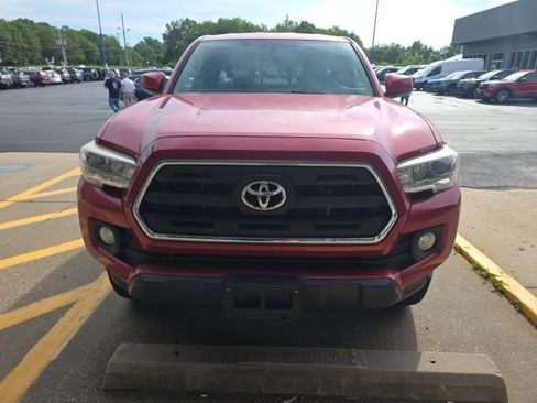 Used 2016 Toyota Tacoma SR5 RWD image 2