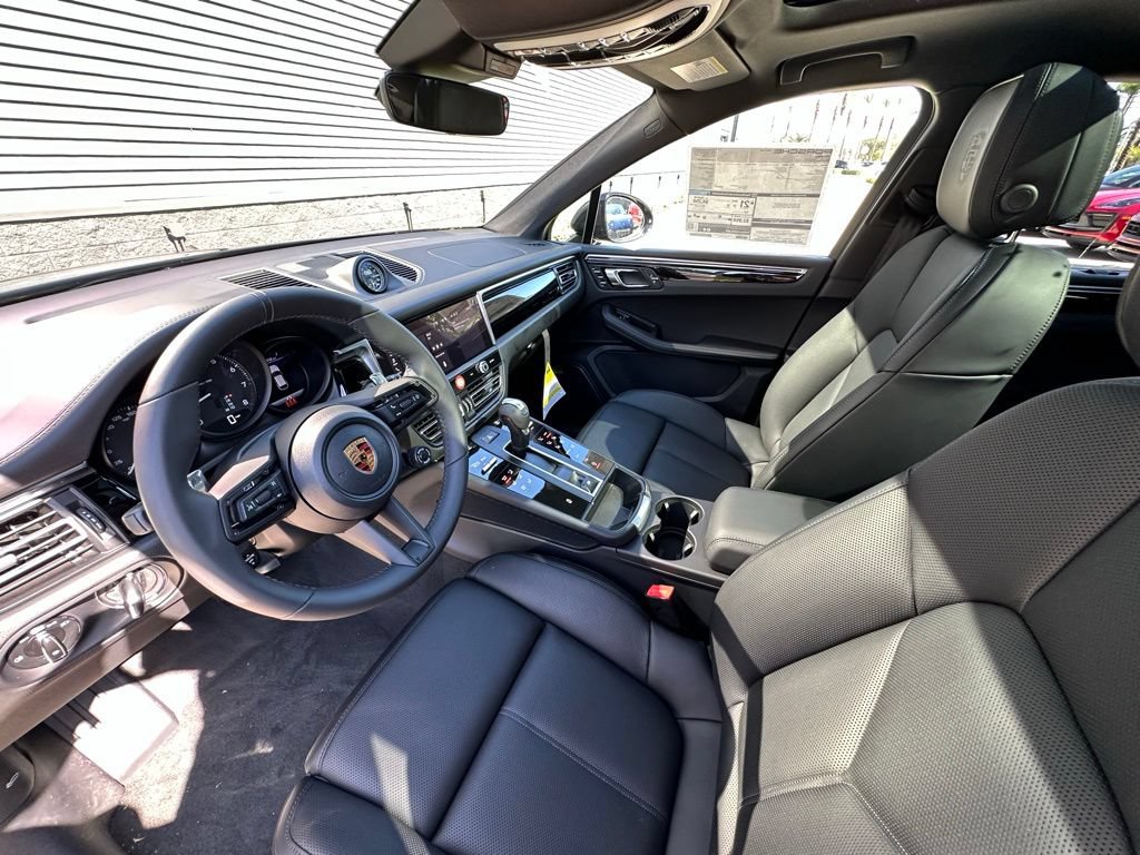 Certified 2026 Porsche Macan AWD/4WD image 4
