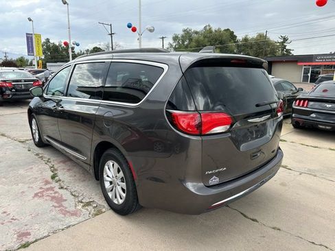 Used 2017 Chrysler Pacifica Touring-L FWD image 5