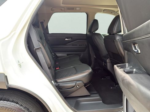 Used 2024 Nissan Pathfinder Platinum w/ Cargo Package AWD/4WD image 12