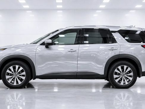 Used 2024 Nissan Pathfinder S AWD/4WD image 2