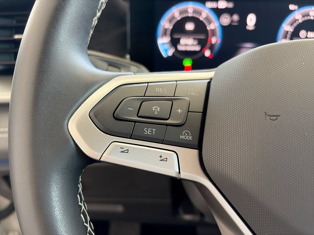 Certified 2025 Volkswagen Tiguan SE AWD/4WD image 17