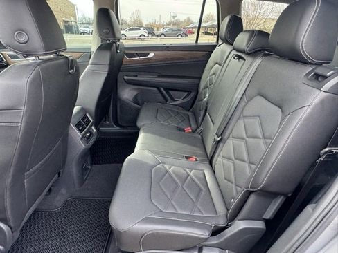Used 2024 Volkswagen Atlas SE image 12