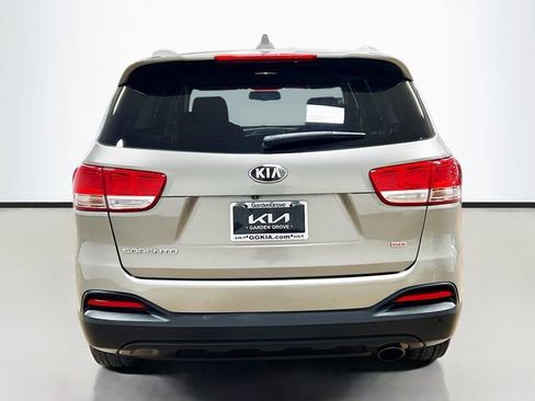 Used 2017 Kia Sorento LX w/ LX Convenience Package image 6