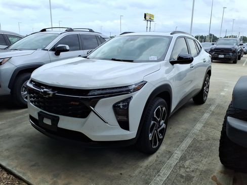 Used 2024 Chevrolet Trax RS w/ Sunroof Package FWD image 4