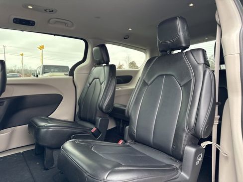 Used 2024 Chrysler Pacifica Touring-L image 15