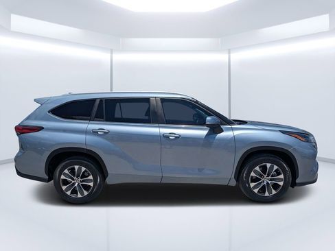 Used 2023 Toyota Highlander XLE FWD image 2