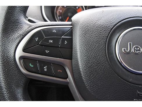 Used 2020 Jeep Cherokee Latitude w/ Mopar Interior Package FWD image 18
