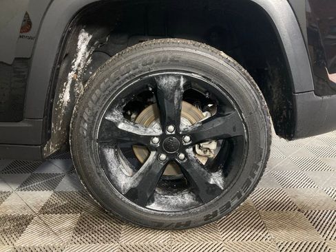 Used 2024 Jeep Grand Cherokee Altitude image 24