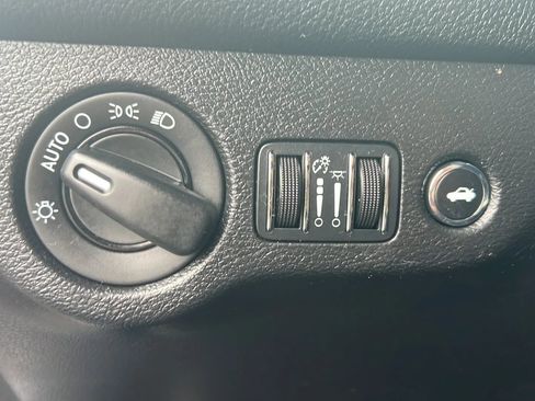 Used 2015 Dodge Challenger SXT image 16