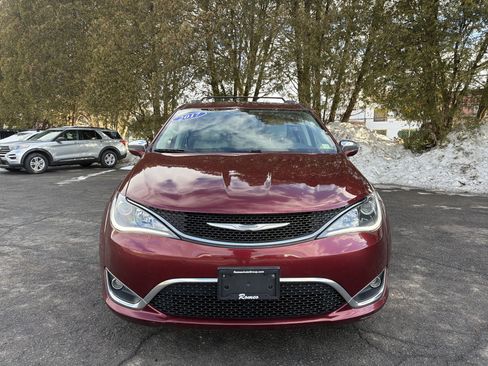 Used 2017 Chrysler Pacifica Limited image 2