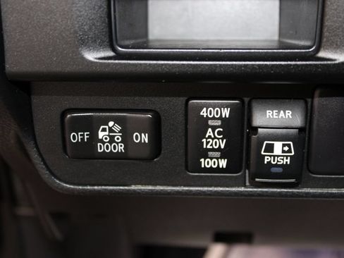 Used 2017 Toyota Tacoma TRD Off-Road w/ Premium & Technology Package AWD/4WD image 38