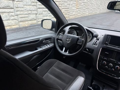 Used 2017 Dodge Grand Caravan SE FWD image 26