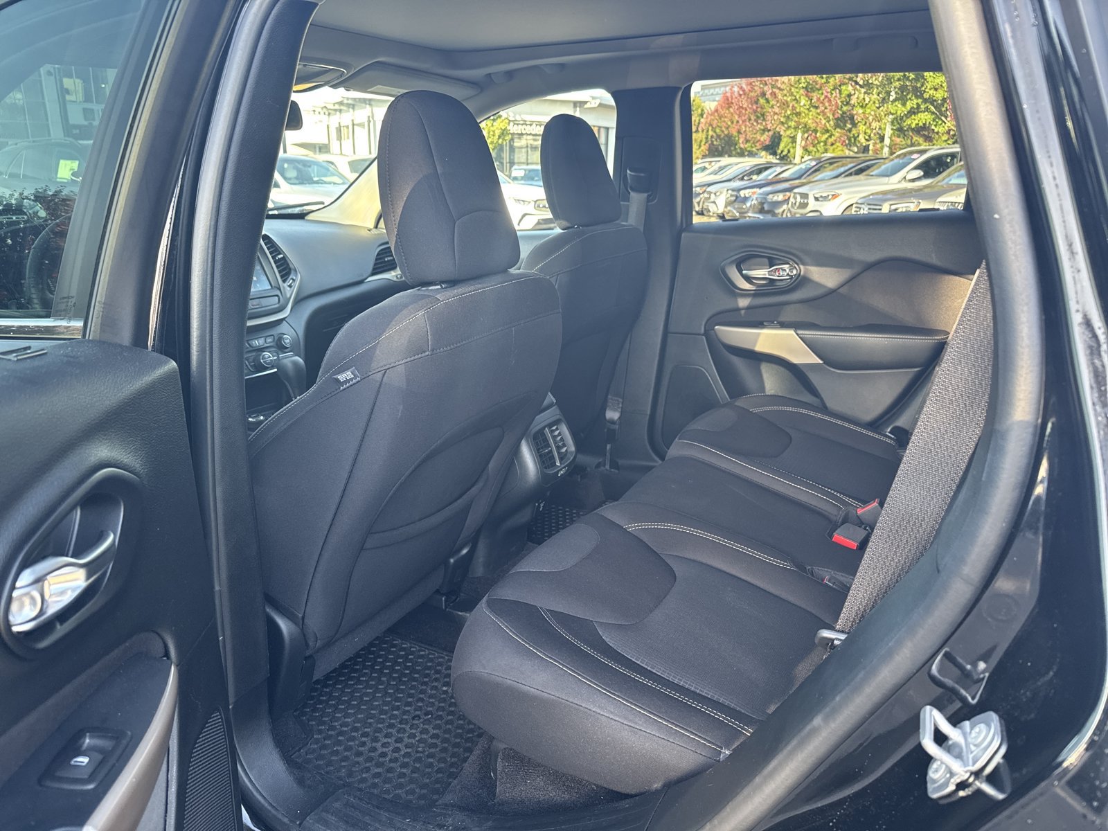 Used 2017 Jeep Cherokee Latitude w/ Comfort/Convenience Group AWD/4WD image 15