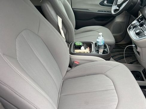 Used 2020 Chrysler Pacifica Touring FWD image 4