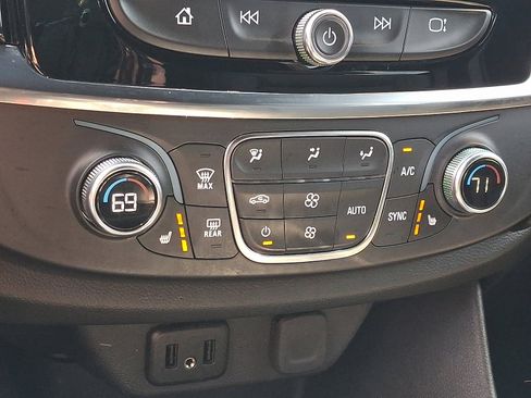 Used 2023 Chevrolet Traverse LT AWD/4WD image 17