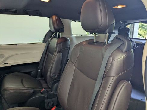 Certified 2022 Toyota Sienna Platinum FWD image 35