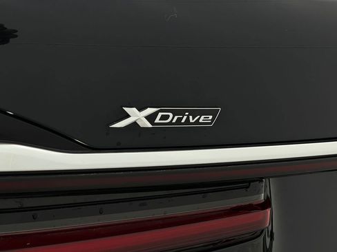 Used 2021 BMW 750i xDrive w/ Executive Package image 40