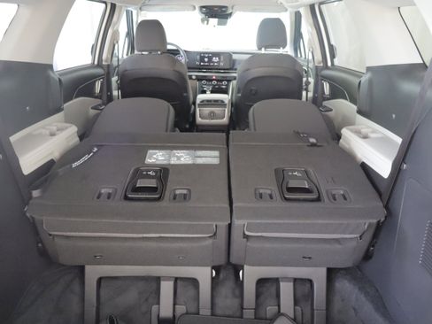 Used 2024 Kia Carnival LX FWD image 17