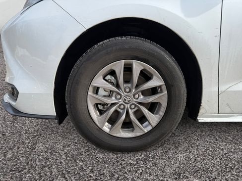 Used 2025 Toyota Sienna XLE image 14
