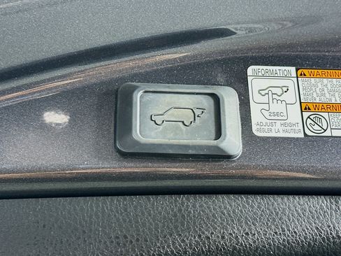 Used 2018 Toyota RAV4 XLE AWD/4WD image 29