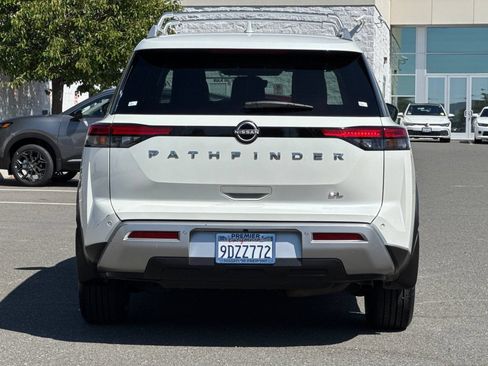Certified 2023 Nissan Pathfinder SL FWD image 5