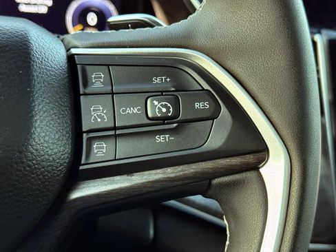 Used 2024 Jeep Grand Cherokee Limited w/ Luxury Tech Group II image 22