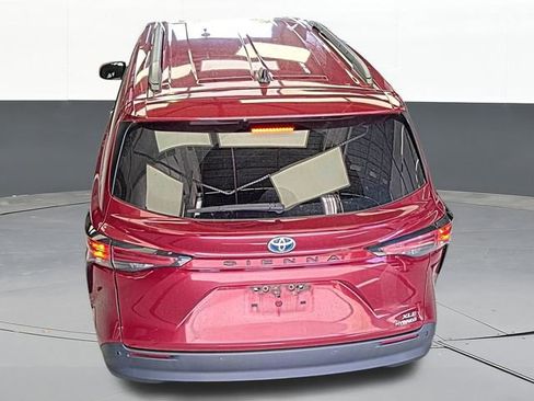 Used 2021 Toyota Sienna XLE image 5