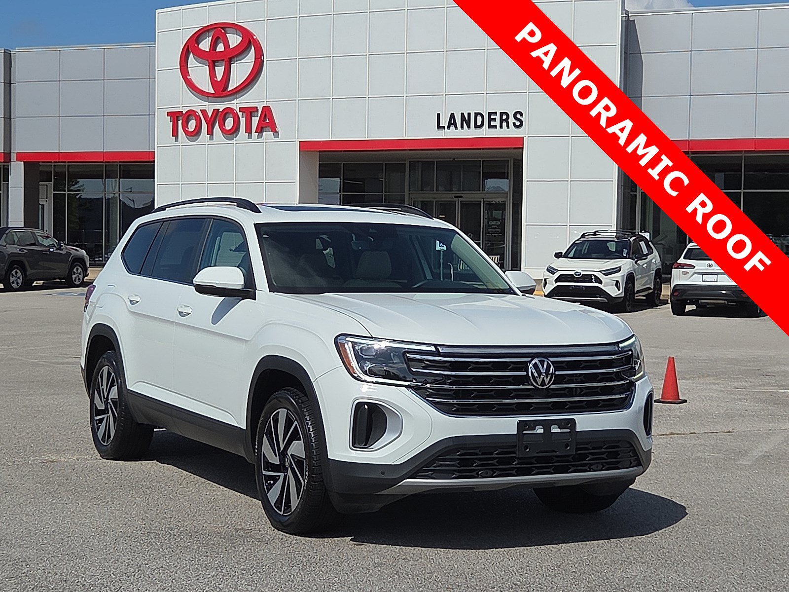 Used 2024 Volkswagen Atlas SE w/ Panoramic Sunroof Package FWD image 1