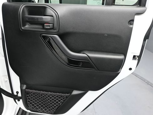 Used 2017 Jeep Wrangler Unlimited Sahara image 10