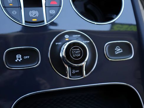 Used 2025 Bentley Bentayga Extended Wheelbase AWD/4WD image 30