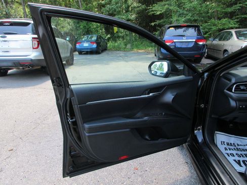 Used 2023 Toyota Camry SE FWD image 9