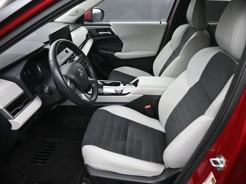 Used 2025 Mitsubishi Outlander SE FWD image 23