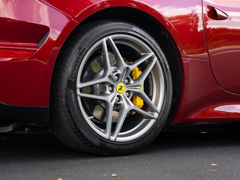 Used 2015 Ferrari California T image 17