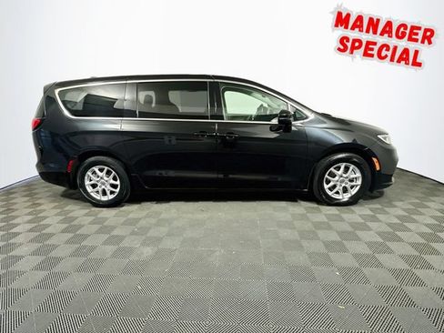 Used 2023 Chrysler Pacifica Touring-L FWD image 9