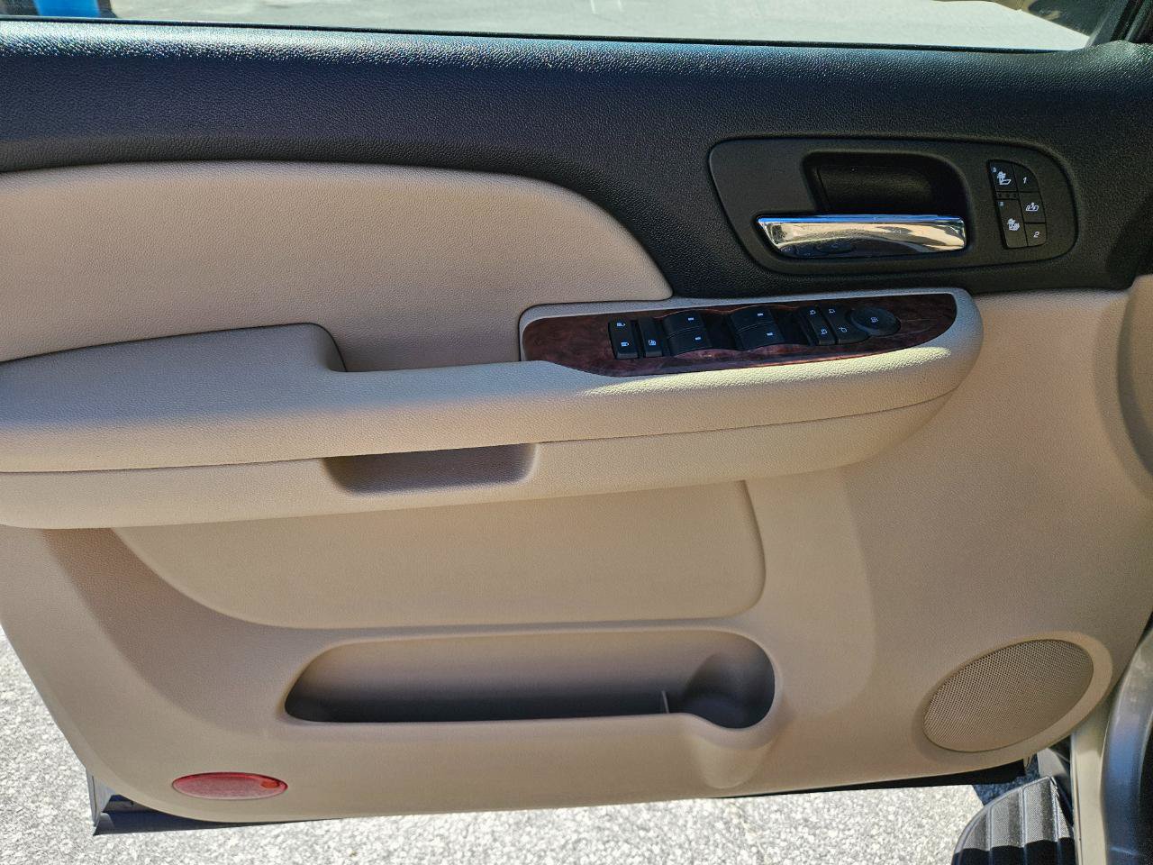 Used 2007 Chevrolet Suburban LT w/ LT Preferred Equipment Group AWD/4WD image 11