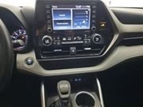 Used 2022 Toyota Highlander L image 10