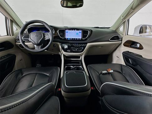 Used 2022 Chrysler Pacifica Limited image 24