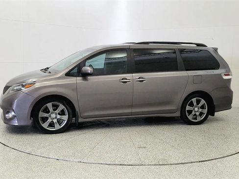 Used 2017 Toyota Sienna SE w/ SE Preferred Package FWD image 4