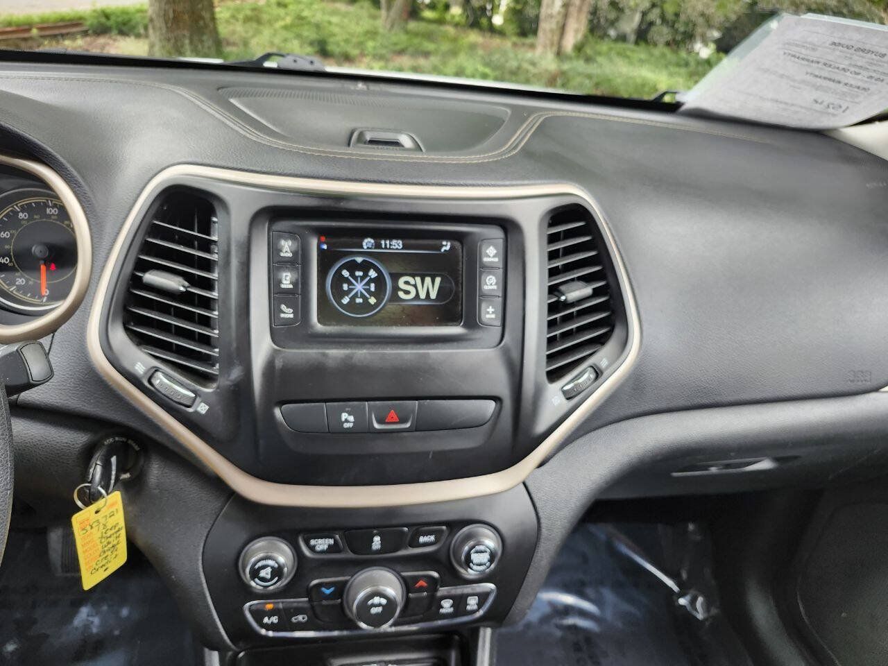 Used 2018 Jeep Cherokee Latitude w/ Mobile Office Group FWD image 12
