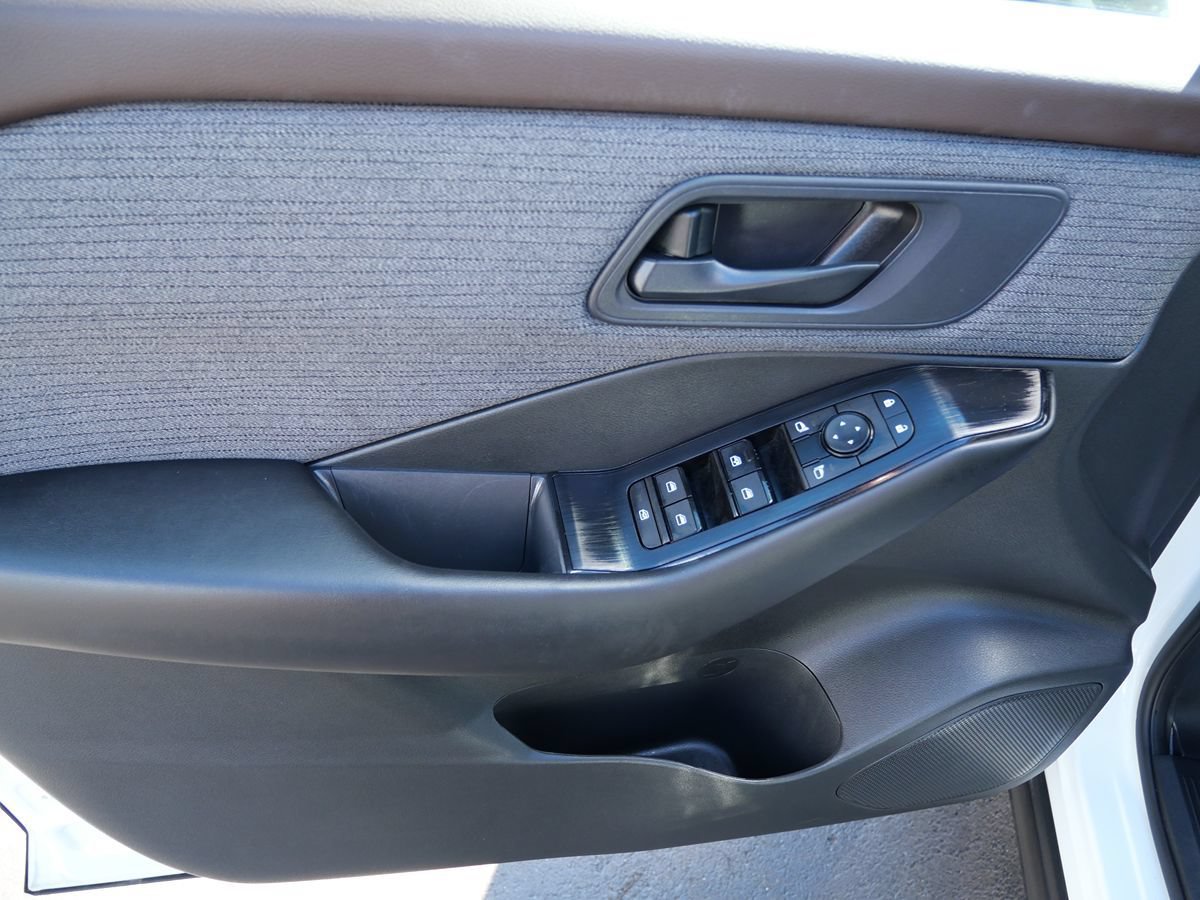 Used 2023 Nissan Rogue S AWD/4WD image 14