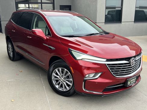 Used 2023 Buick Enclave Essence image 6