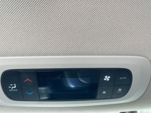 Used 2023 Chrysler Pacifica Touring-L FWD image 22