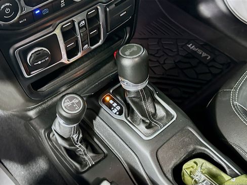 Used 2022 Jeep Wrangler Unlimited Sahara AWD/4WD image 17