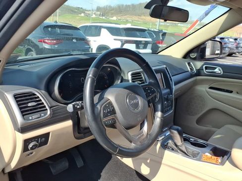 Used 2021 Jeep Grand Cherokee Laredo image 12