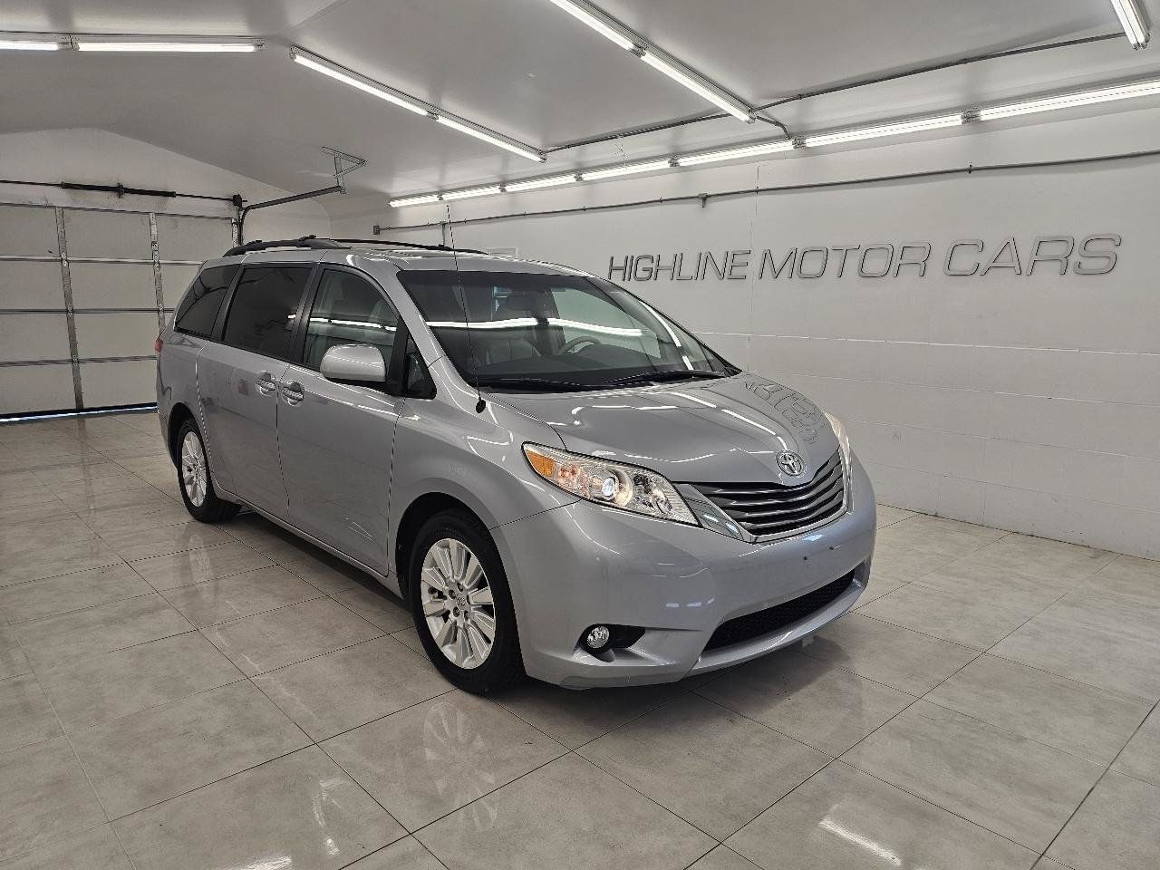 Used 2014 Toyota Sienna XLE AWD/4WD image 3