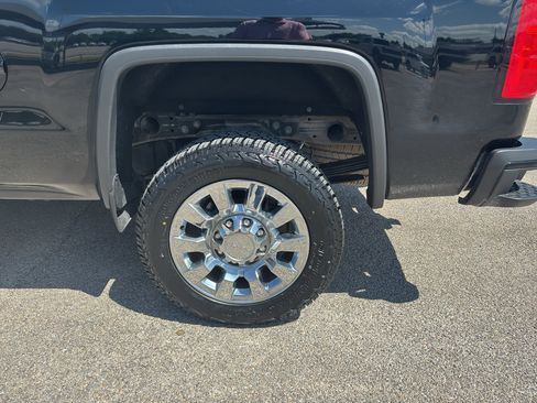 Used 2018 GMC Sierra 2500 Denali w/ Duramax Plus Package AWD/4WD image 10