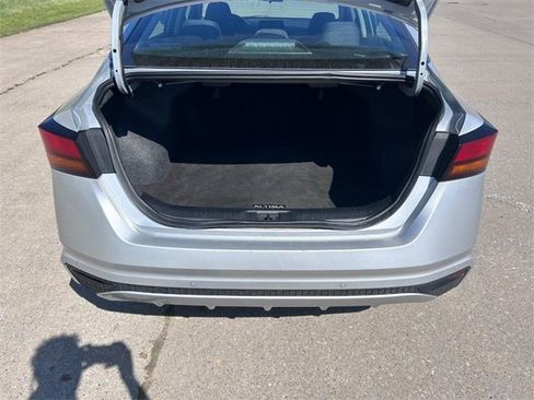 Used 2024 Nissan Altima 2.5 SV image 5