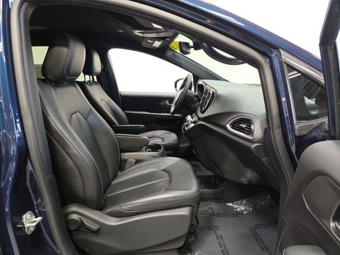 Used 2025 Chrysler Pacifica Select FWD image 10