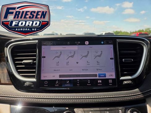 Used 2023 Chrysler Pacifica Limited FWD image 21